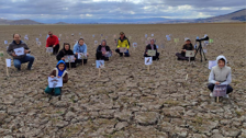 Kuruyan gölde, daha önce çekilen kuşların fotoğraflarıyla kuraklığa dikkat çektiler