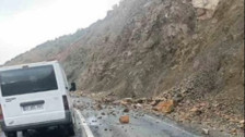 Yağış sonrası kaya parçaları düştü, yolda çökme oldu