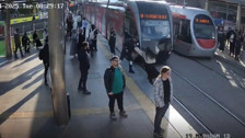 Güvenlik görevlisi genç kızı tramvayın altında kalmaktan son anda kurtardı: O anlar kameraya yansıdı