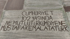 Kırklarelili çiftçi tarlasına pullukla "Cumhuriyet 102 yaşında" yazdı