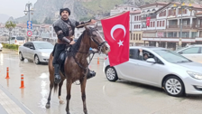 Türk bayrağıyla Tokat’tan Amasya’ya at sırtında geldi!