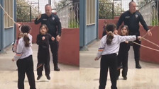 Öğrencilerle teneffüste ip atlayan polis, gönülleri fethetti