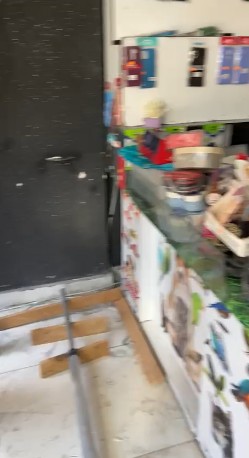 Deprem bölgelerinde yağmalama olayları devam ediyor: Petshop dükkanındaki hayvan yemlerini bile çaldılar - Resim: 3