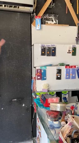 Deprem bölgelerinde yağmalama olayları devam ediyor: Petshop dükkanındaki hayvan yemlerini bile çaldılar - Resim: 12
