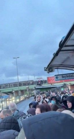 İstanbul'un bitmeyen çilesi: Metrobüs! Altunizade'de arızalandı, üst geçit tıklım tıklım - Resim: 8