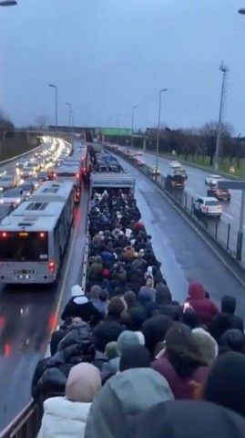 İstanbul'un bitmeyen çilesi: Metrobüs! Altunizade'de arızalandı, üst geçit tıklım tıklım - Resim: 2