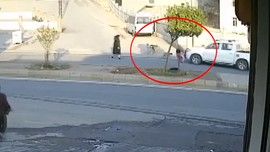 Kaçtığı Köpek Tarafından Yere Düşürülen Çocuk Ezilmekten Son Anda Kurtuldu