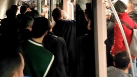 Metro seferleri durunca raylarda yürüdüler