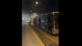 Metrobüs seyir halindeyken alev aldı