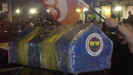 Galatasaraylı taraftarlar Fenerbahçe tabutu taşıyarak şampiyonluk turu attı