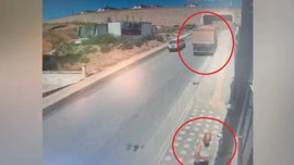 Kum yüklü kamyon rampada geri geri kaydı
