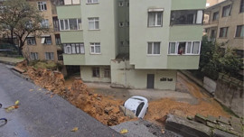 İstinat duvarı araçların üzerine çöktü