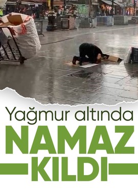 Fatih'te bir vatandaş sağanak yağışa rağmen açık alanda namaz kıldı