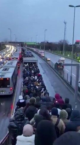 İstanbul'un bitmeyen çilesi: Metrobüs! Altunizade'de arızalandı, üst geçit tıklım tıklım - Resim: 5