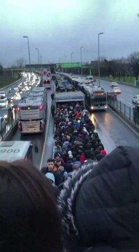 İstanbul'un bitmeyen çilesi: Metrobüs! Altunizade'de arızalandı, üst geçit tıklım tıklım - Resim: 9
