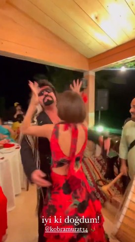 Zeynep Bastık 30 yaşına girdi! Olay doğum gününden dudak dudağa poz geldi - Resim: 13