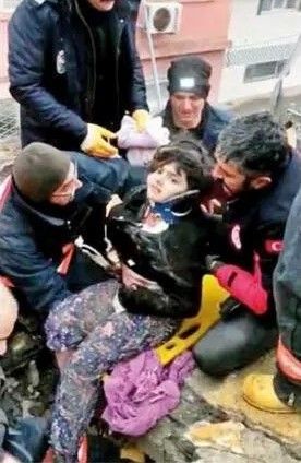 Adıyaman'daki bir enkazdan çıkarılan 10 yaşındaki Eylül, annesinin bedenini siper etmesiyle hayatta kaldı - Resim: 13