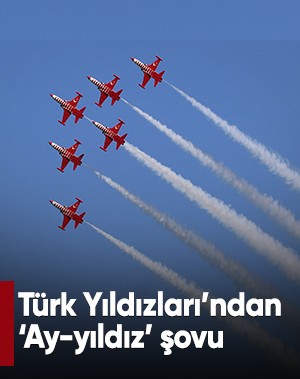 Türk Yıldızları gökyüzüne ‘Ay-Yıldız’ çizdi