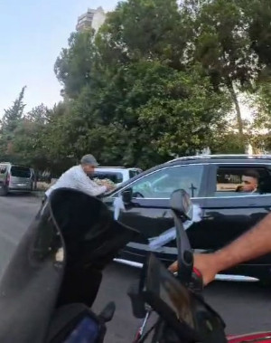 Düğün aracından para almak için metrelerce koştu, kaputa atladı