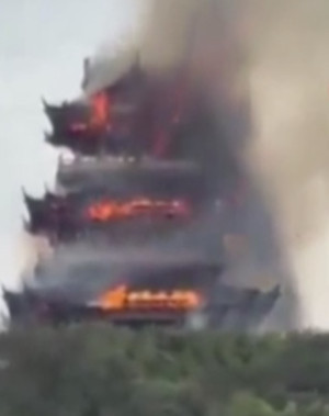 Çin'de bin 500 yıllık tapınakta yangın