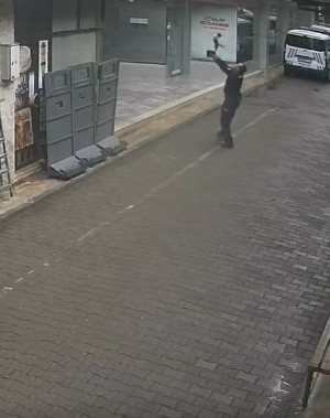 Manisa’da yürekleri ısıtan anlar: Yüksekten düşen kediyi polis yakaladı