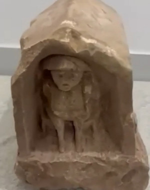 Roma dönemine ait, değeri 5 milyon lira: İnsan ve hayvan figürlü mezar steli ele geçirildi