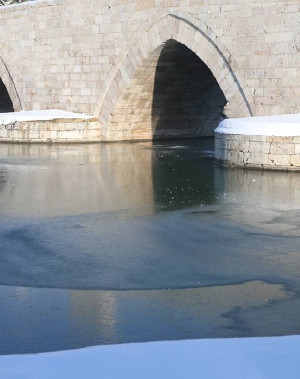 Tokat'ta Yeşilırmak'ın yüzeyi kısmen dondu