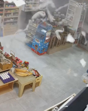 Market dolabı bomba gibi patladı: Korku dolu anlar güvenlik kamerasında