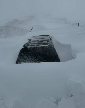 Kar kalınlığı 2 metreyi buldu, araçlar kara gömüldü