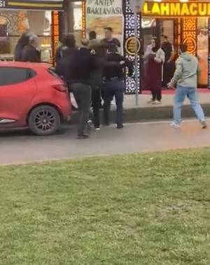 İstanbul'da aralarına aldıkları kişiyi dövdüler