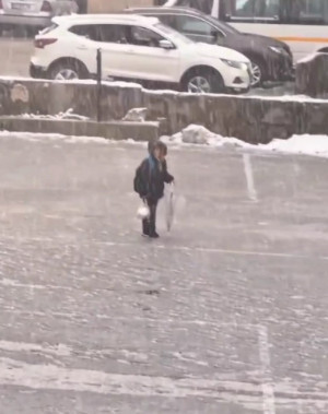Kar altında İstiklal Marşı’nı okuyan çocuk yürekleri ısıttı