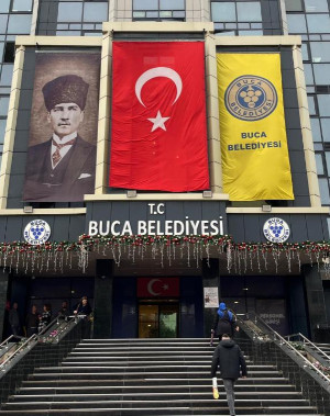 İzmir'de Buca Belediyesi'ne rüşvet operasyonu
