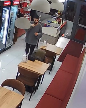 Sipariş ettiği dürümün içerisine sakalının kıllarını koydu, hesap ödemeden çıktı