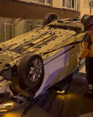 Üsküdar'da park halindeki 3 araca çarpan otomobil takla attı: 1 yaralı