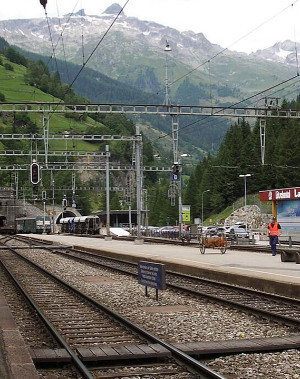 İsviçre'de 80 yolcuyu taşıyan tren raydan çıktı