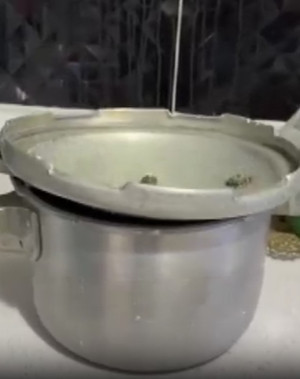 Ocaktaki düdüklü tencere patladı; mutfak kullanılamaz hale geldi