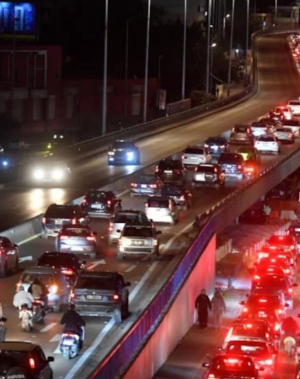 Beyrut'ta binlerce kişi göç etmeye başladı