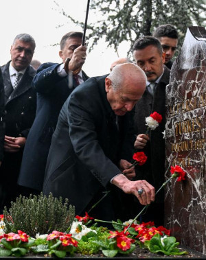Devlet Bahçeli, Alparslan Türkeş'in kabrini ziyaret etti
