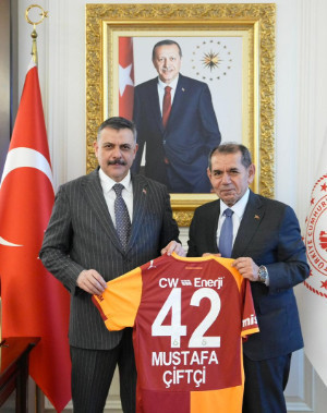 Bakan Çiftçi’ye anlamlı forma hediyesi