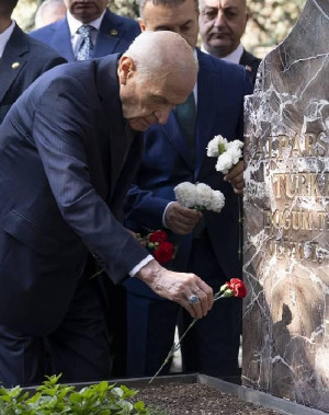 MHP lideri Bahçeli, vefatının 29. yıl dönümünde Alparslan Türkeş’i andı