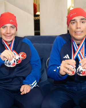 Otizmli ikiz milli kayakçılar başarıdan başarıya koşuyor