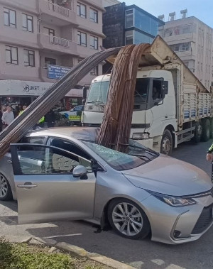 Kamyondaki demirler otomobile saplandı: 2 kişi yaralandı