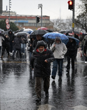 Hafta sonuna sarı ve turuncu kodlu uyarılar: Sağanak, fırtına, toz taşınımı ve çığ riski