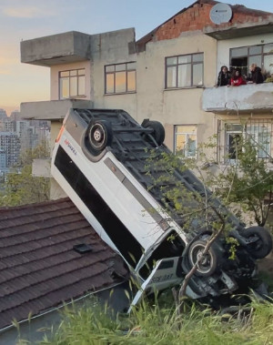 Kağıthane’de okul servisi çatıya düştü: Şoför yaralı kurtarıldı