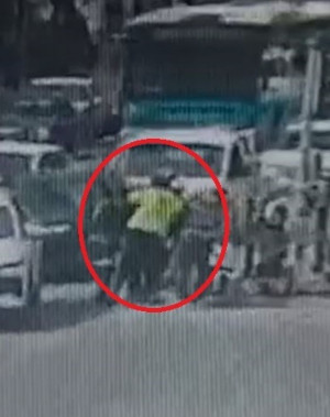 Nefes borusuna cisim kaçan moto kurye, polislerin ‘heimlich’ manevrası ile hayata kurtarıldı