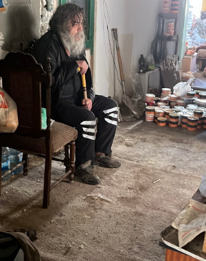 1 yıldır çöp evde yaşayan adama ekiplerden müdahale