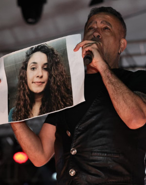 Haluk Levent, konserde Gülistan Doku’nun posteri açıp türkü seslendirdi