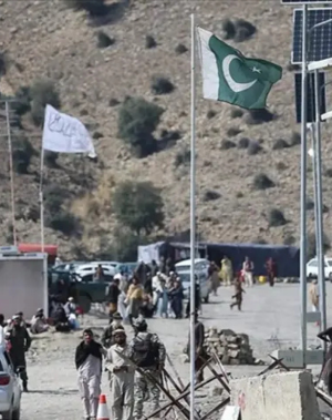 Pakistan'da düzenlenen intihar saldırısında 12 polis hayatını kaybetti