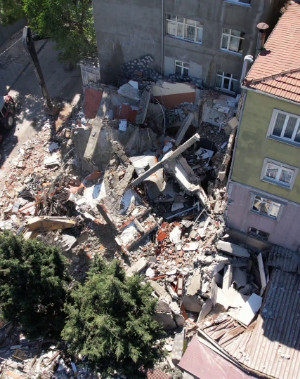 Küçükçekmece’de yıkım sırasında bina çöktü: Çevredeki iş yerleri zarar gördü