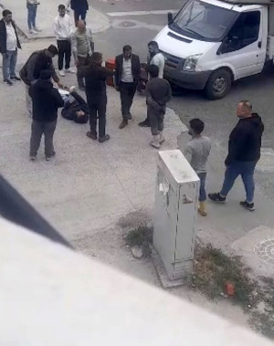 Yaralı sürücü ambulansı beklerken sigara yaktı